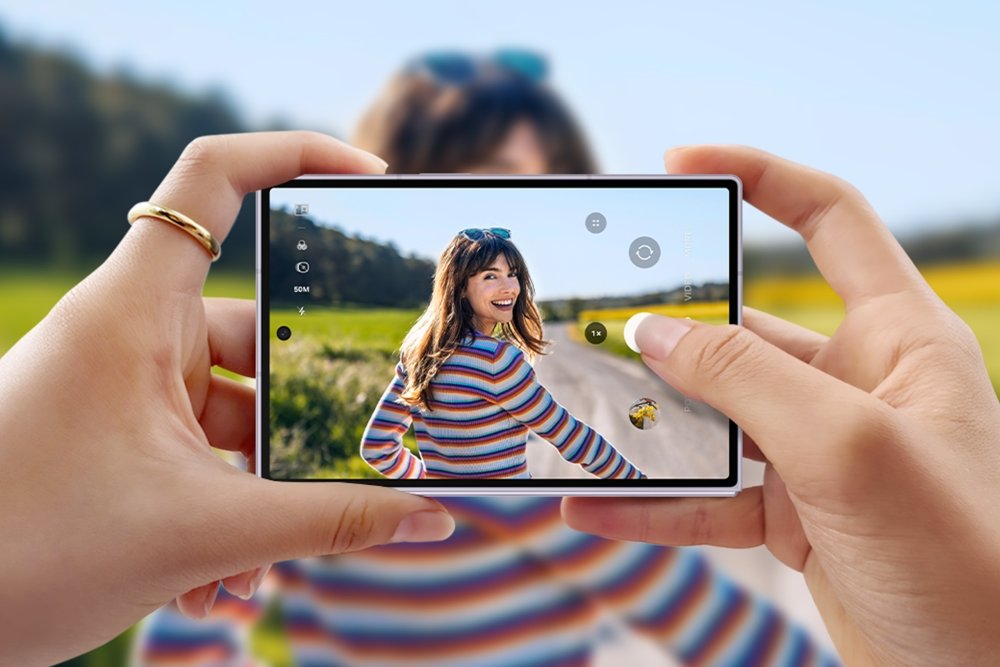 Taking a photo on the Galaxy Z Fold8 using the 50MP camera